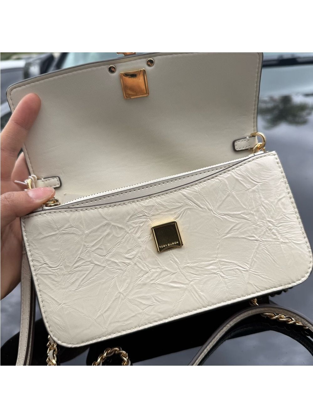 New tory burch BRITTEN PATENT CHARMS CHAIN WALLET W. WRISTLETin light cream - Picture 4 of 9